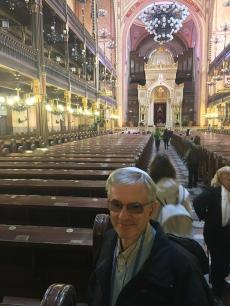 Dia de usar quipá para os homens entrarem na Sinagoga. 