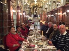 Jantando na mais famosa cafeteria de Budapeste: Café New York. 