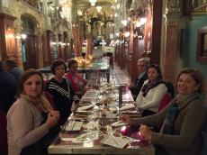 Jantando na mais famosa cafeteria de Budapeste: Café New York. 