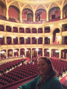  Visitando a ópera de Budapeste.