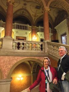  Visitando a ópera de Budapeste.