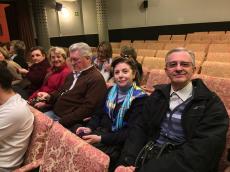 Assistindo o Teatro Negro de Praga. 