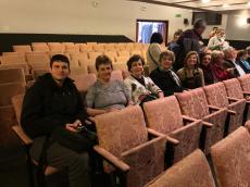 Assistindo o Teatro Negro de Praga. 