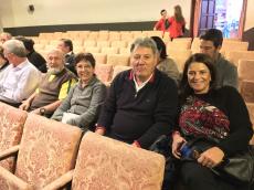 Assistindo o Teatro Negro de Praga. 
