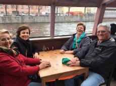 Passeando de barco em São Petersburgo. 