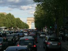 Primeiro monumento visto de Paris: o Arco do Triunfo. 