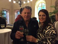 Curtindo um champagne no intervalo do concerto de Mozart e Strauss. 