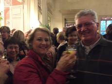 Curtindo um champagne no intervalo do concerto de Mozart e Strauss. 