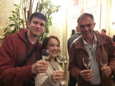 Curtindo um champagne no intervalo do concerto de Mozart e Strauss. 