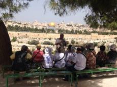 Grupo atento às explicações do guia, Jerusalém.