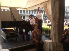 apreciando boa música na Praça de San Marco