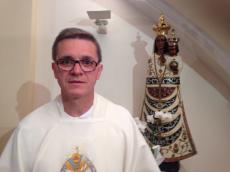 Em Loretto, com a imagem de Nossa Senhora do Loretto.