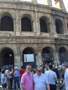 Em Roma, em frente ao Coliseu.