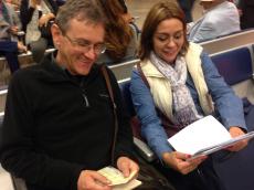 Conferindo a documentação no Aeroporto do Rio.
