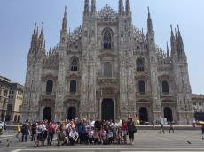 Grupo em frente a Duomo de Milão.