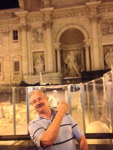Jogando a moeda na Fontana di Trevi.