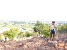 Muita pedra na subida do Monte das Aparições.
