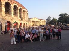 Em frente a Arena e a Prefeitura de Verona