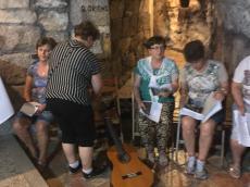 Missa na gruta na Igreja da Natividade.