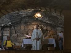 Missa na gruta na Igreja da Natividade.