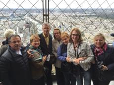 No topo da Torre Eiffel, em Paris