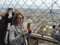 No topo da Torre Eiffel, em Paris