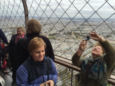 No topo da Torre Eiffel, em Paris