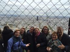No topo da Torre Eiffel, em Paris