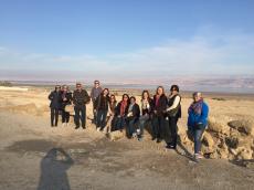 Em Qumran. Ao fundo o Mar Morto.