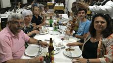 Jantar em uma churrascaria. 