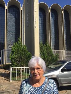 Em frente à Igreja Nossa Sra. Aparecida, em Goiânia.