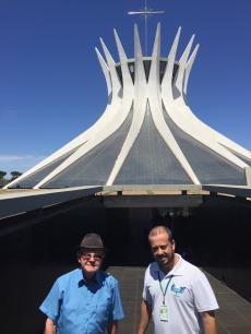 Em frente a Catedral de Brasília.