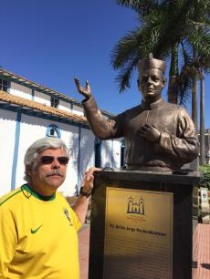 Com o Monumento do Pe. Antão Jorge.