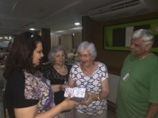 Com direito a presente da turma...