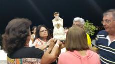 No final da missa os aniversariantes erguem a imagem de N. Sra.