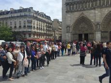 Grupo na fila para visitar a Catedral de Notre Dame