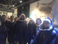 Prontos para entrar no Bar de Gelo. 