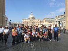 Grupo na Praça de São Pedro, no Vaticano, aguardando a Benção do Papa