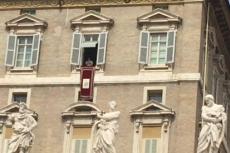 Papa Francisco dando a Benção de Domingo no Vaticano