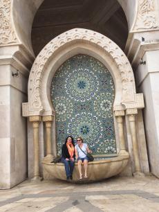 No pátio da mesquita Hassam II em Casablanca 