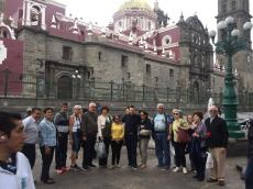 Em frente a Catedral de Puebla.