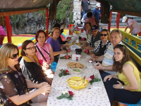 Passeio de barco com almoço em Xochimilco.
