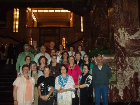 Grupo no Palácio de Belas Artes para assistir ao show folclórico.